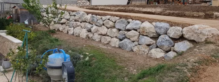 Bel enrochement de soutènement , Saint-Saturnin-lès-Apt, Poncet Travaux Verts
