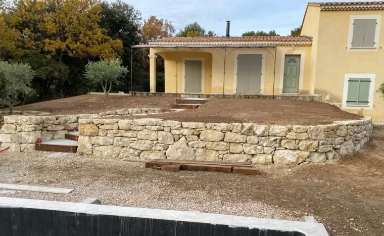 Création d'un mur paysager et de son escalier, Saint-Saturnin-lès-Apt, Poncet Travaux Verts