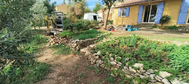 Aménagement jardin avec Réalisation d'une Terrasse et muret d'enrochement, Saint-Saturnin-lès-Apt, Poncet Travaux Verts