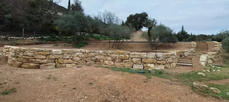 Chemin d'accès entre deux habitations et mur d'enrochement, Saint-Saturnin-lès-Apt, Poncet Travaux Verts