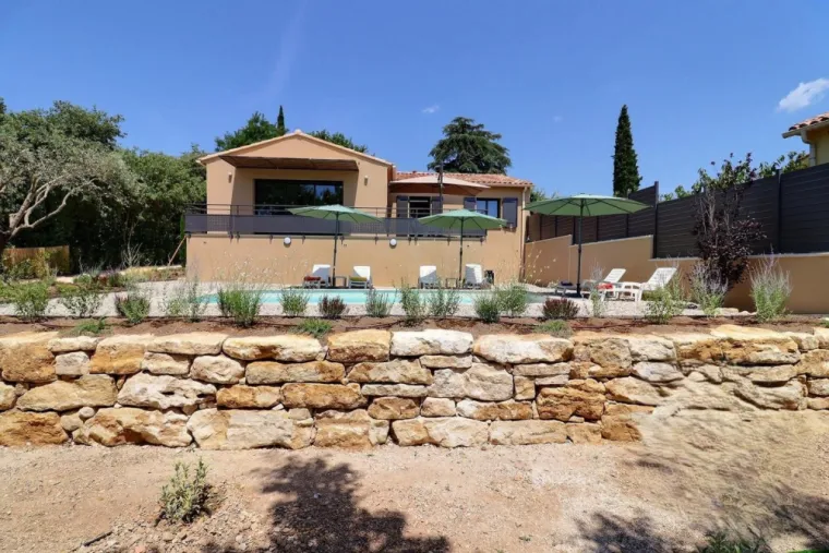Aménagements cour d'une maison et mur d'enrochement Piscine , Saint-Saturnin-lès-Apt, Poncet Travaux Verts