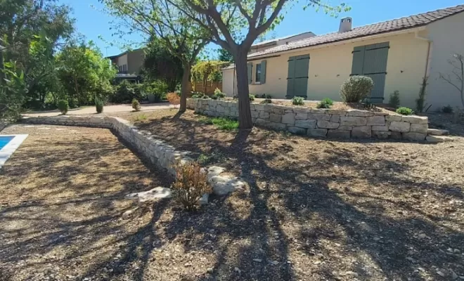 Aménagement jardin avec Réalisation d'une Terrasse et muret d'enrochement, Saint-Saturnin-lès-Apt, Poncet Travaux Verts