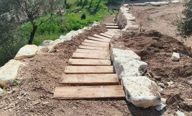 Chemin d'accès entre deux habitations et mur d'enrochement, Saint-Saturnin-lès-Apt, Poncet Travaux Verts