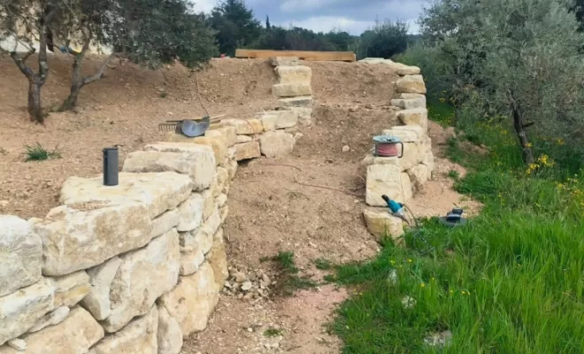 Chemin d'accès entre deux habitations et mur d'enrochement, Saint-Saturnin-lès-Apt, Poncet Travaux Verts