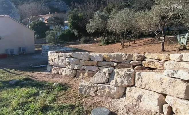 Chemin d'accès entre deux habitations et mur d'enrochement, Saint-Saturnin-lès-Apt, Poncet Travaux Verts