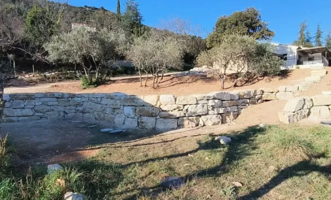 Chemin d'accès entre deux habitations et mur d'enrochement, Saint-Saturnin-lès-Apt, Poncet Travaux Verts