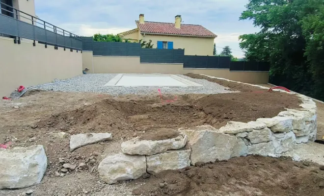 Aménagements cour d'une maison et mur d'enrochement Piscine , Saint-Saturnin-lès-Apt, Poncet Travaux Verts