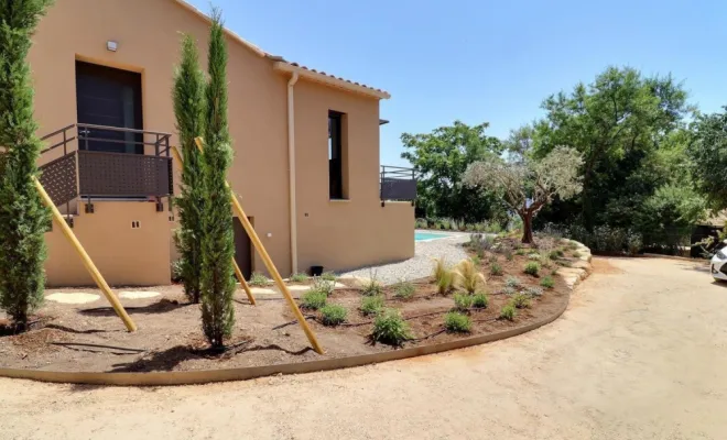 Aménagements cour d'une maison et mur d'enrochement Piscine , Saint-Saturnin-lès-Apt, Poncet Travaux Verts